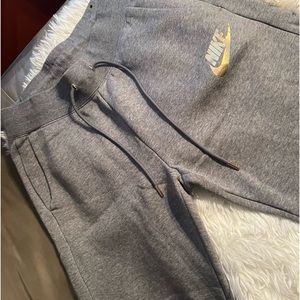 Women grey cropped jogging pants in perfect condition, priced to sell!